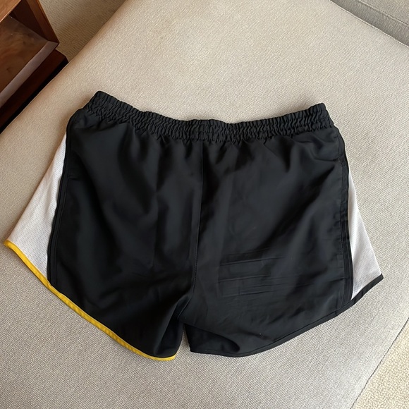 Nike Livestrong Shorts Size S - Picture 4 of 4